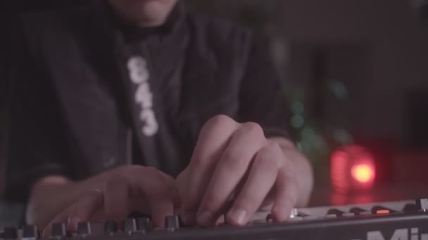 Hudebník hraje současný syntezátor v tmavé místnosti detailní up — Stock video