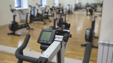 ALMATY, KAZAKHSTAN - 08 Nisan 2025: Entegre sensör ile plastik tutuş yakın çekim baskın. Sahne gelişim ve eğitimle dolu. Vücut dayanıklılığına destek