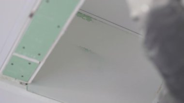 Yeşil alt katman pürüzsüz alçı tabakasının altında yavaş yavaş kayboluyor. Becerikli işçiler dayanıklı kaplamayı özgüvenli bir hareketle uygularlar.