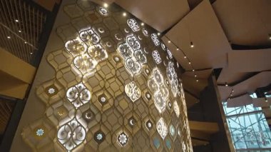 Altın Tatar süslemeli bölme narin ışık altında parlıyor. Yakından bakınca zengin kültürel semboller ve zarif sanatsal eğriler ortaya çıkıyor