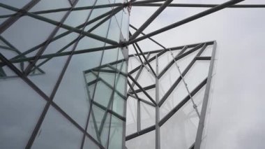 Arka perspektif, cam ve çeliğin avangart bileşimini vurgular. Mimarlık yaratıcılığı birleştirir. Teknolojik karakter.