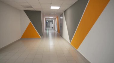 ALMATY, KAZAKHSTAN - 08 Nisan 2025: Küçük kız jimnastikçi grubu spor okulu koridorunda envanter yürüyüşü yapıyor. Çocuklar artistik turnuvada atletik aktivitelere katılıyorlar.