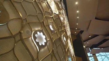 Süslerle süslenmiş altın bölme yumuşak bir şekilde parıldıyor. Hassas eğriler kalıtım yaratıcılığını ve sofistike estetiği ifade eder.