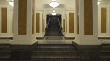 Kültürel iç mekan merdiven yolunun üzerinde avize dehası ile parıldıyor. Karşıt dokular rafine edilmiş mimari karakteri vurguluyor
