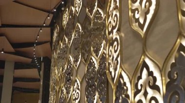 Metal, hassas kıvrımlara dönüştü. Lüks iç kısımları zenginleştirdi. Süs, gurur sanatını ve zamansız kültürel değerleri yayar.