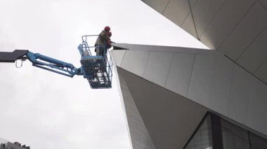 Kalkmış platform, dekoratif dış görünüşü tamamlayan adamları güvence altına alıyor. Dikkatli kurulum hassasiyeti ve güçlü profesyonel disiplini gösterir.