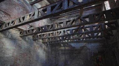 Devasa demir destekleri eski binaların devasa tuğla duvarlarını güçlendirir. Güçlü takviye kuvvetler tuğla yapıya hükmediyor. Eski ev yenilenmesi