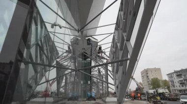 Standart olmayan cephe, çıkıntılı mimari parçaları tamir etmenin sırlarını ortaya çıkarıyor. Tasarım teknik hassasiyeti ve endüstriyel estetiği gösteriyor.