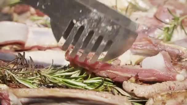 Carne Cordeiro Grill Com Alecrim Pimenta Sal — Vídeo de Stock