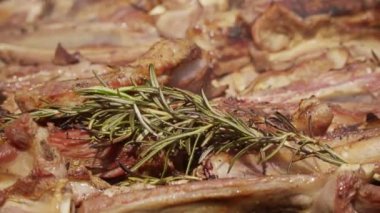  Kuzu eti ızgara rosemary ile alevler ile 