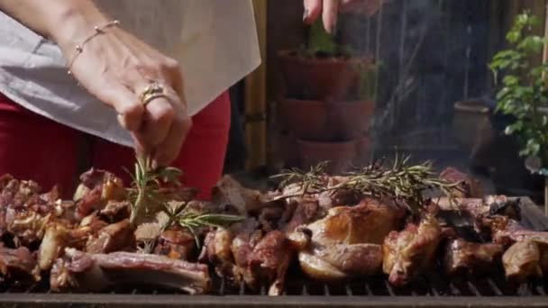 Carne Agnello Con Fiamme Alla Griglia Con Rosmarino — Video Stock