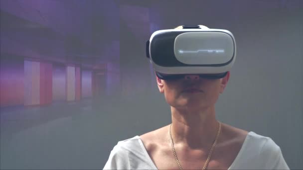 Mujer Usando Auricular Realidad Virtual — Vídeos de Stock