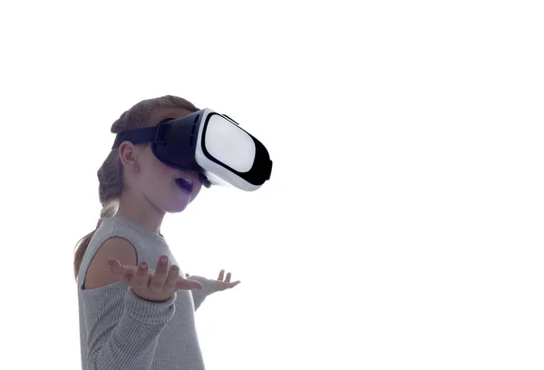 Menina Usando Fone Ouvido Realidade Virtual Isolado Sobre Fundo Branco — Fotografia de Stock