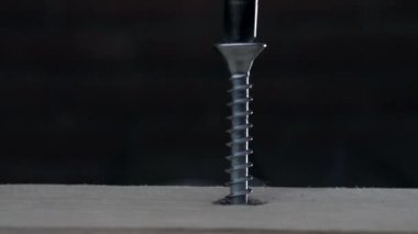 Marangoz tornavida vida vida silahla bir ahşap tahta içine katlanmış 