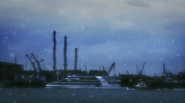 Lojistik ve taşımacılık. Bağlantı noktası bağlantı noktaları vinçler ile kargo gemileri. Ulaşım sanayi. Kış kar günü Hollanda'da. Kuzey Denizi ve nehir Maas