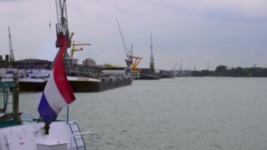 Lojistik ve taşımacılık. Bağlantı noktası bağlantı noktaları vinçler ile kargo gemileri. Ulaşım sanayi. Kış kar günü Hollanda'da. Kuzey Denizi ve nehir Maas