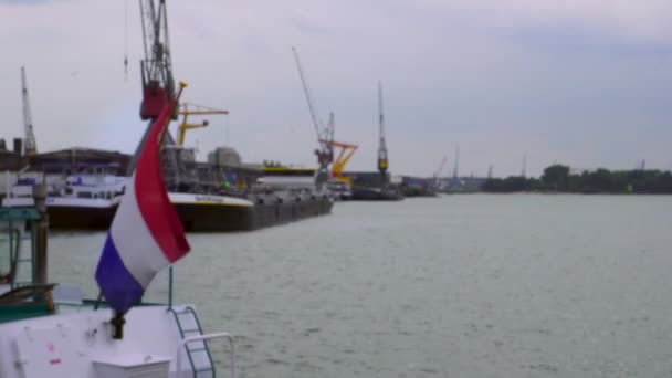 Logistics Και Των Μεταφορών Φορτηγά Πλοία Θύρες Γερανούς Στο Λιμάνι — Αρχείο Βίντεο