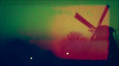 Hollanda 'daki eski yel değirmeni. Hollanda 'da. Film grunge, Grit, Dust and Scratches, 8 mm film makarası 