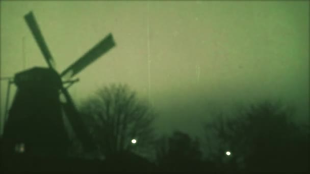 オランダの古い風車 オランダ人 フィルムグランジ グリット ほこりや傷 8Mmフィルムリール — ストック動画
