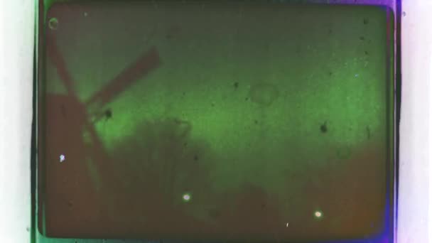 オランダの風車 オランダ 古いフィルムのリール カウント ダウン 傷がフィルム ストリップ背景 フィルムの希土類元素 — ストック動画