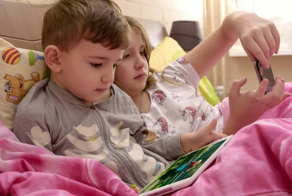 Beeld Wazig Kinderen Bed Spelen Met Gadgets Wazig Beeld Wazig — Stockfoto