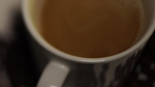 Suddig Film Kaffe Från Kaffemaskinen Hälls Vit Kopp — Stockvideo