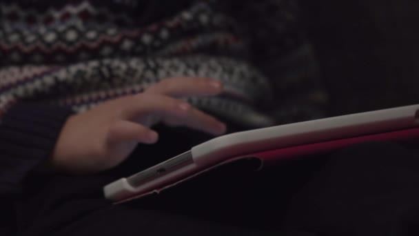 Adorable Garçon Assis Sur Canapé Dans Salon Jouant Avec Gadget — Video