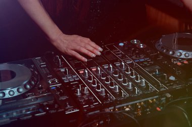 Elleri Bayan Dj sesi disko parti sırasında ayarlama. Eğlence kavramları ekipman 