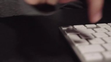 Bulanık film. Beyaz klavyede yazarak eller