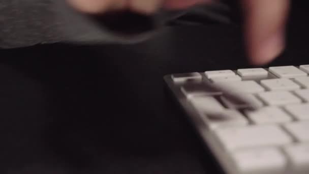模糊的电影 在白色键盘上打字的手 — 图库视频影像