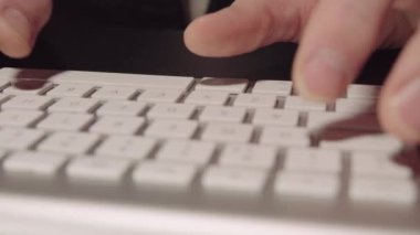 Bulanık film. Beyaz klavyede yazarak eller