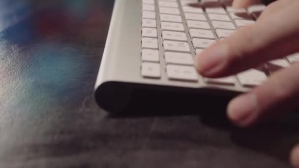 德聚焦电影 在白色键盘上打字的手 办公室工作 — 图库视频影像