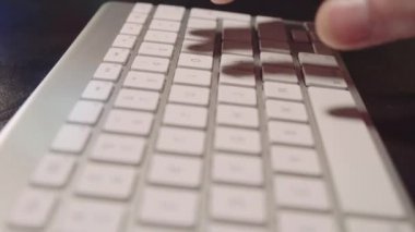 De odaklama film. Beyaz klavyede yazarak eller. Ofiste iş