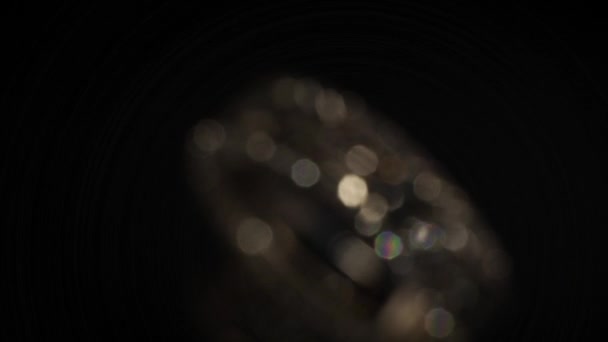 Película Borrosa Anillo Diamantes Con Hermoso Bokeh Sobre Fondo Negro — Vídeos de Stock