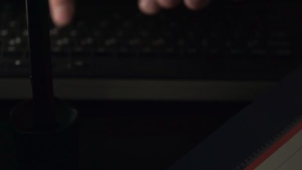 模糊的电影 在黑色键盘上打字的手 — 图库视频影像