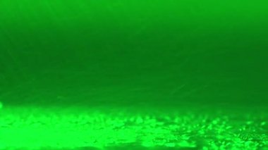 Yeşil arka planda yüzey Rainstorm. Gerçekçi yağmur ve su damlacıkları ile Chroma anahtar yeşil ekran arka plan. Animasyon