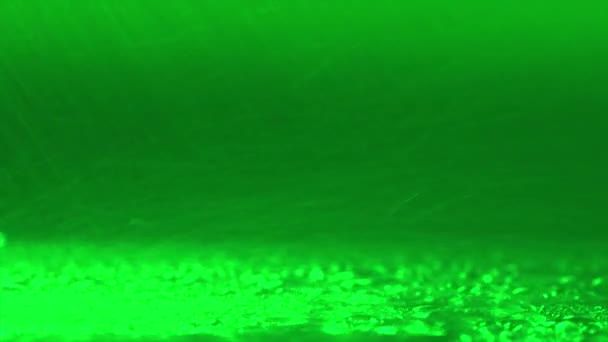 Поверхневий Дощ Зеленому Тлі Реалістичні Краплі Дощу Води Фоном Зеленого — стокове відео