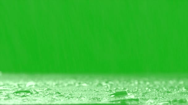 绿色背景上的地面暴雨 逼真的雨和水滴与色度关键绿色屏幕背景 — 图库视频影像