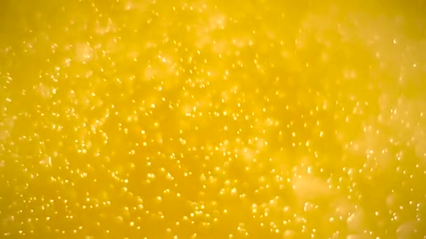 Bulles se déplaçant dans verser de la bière. Mousse de bière 