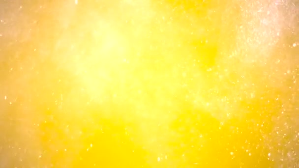 Bulles se déplaçant dans verser de la bière. Mousse de bière  