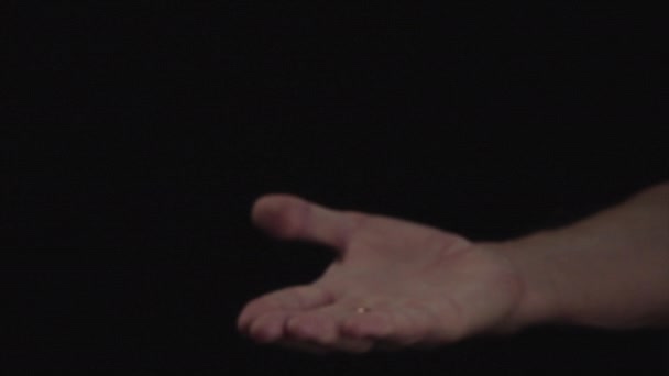 黒の背景概念の病気や医療にピルを保持している老人の手 — ストック動画