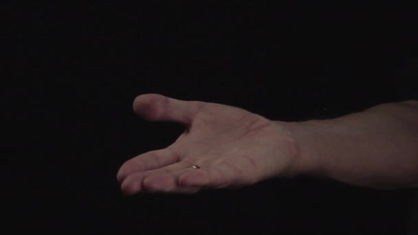 Ręka Starego Mężczyzny Trzymającej Pigułkę Czarnym Tle Choroba Koncepcyjna Opieka — Wideo stockowe