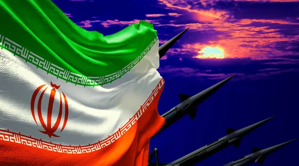 Drapelul Iranului și rachetele nucleare pe fundalul cerului apusului de soare — Fotografie, imagine de stoc