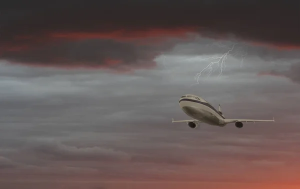 Letadlo s dramatickým nebem a bleskem, létání za špatného počasí — Stock fotografie
