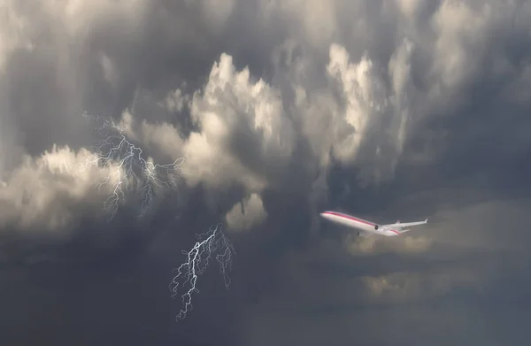 Kötü hava larda uçan dramatik gökyüzü ve yıldırım ile Uçak w — Stok fotoğraf