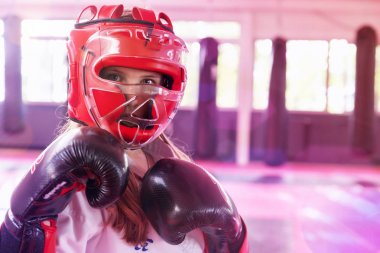 Karate okulunda eğitim. Kyokushinkai Karate Çalışması