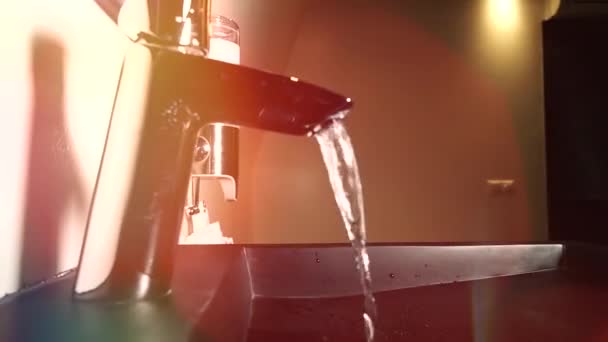 Waterbesparend Concept Water Stroomt Van Een Chroomstalen Badkamer Kraan Close — Stockvideo