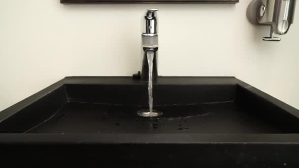 Wassersparkonzept Wasser Fließt Aus Einem Badezimmerhahn Aus Chromstahl Nahaufnahme Langsames — Stockvideo