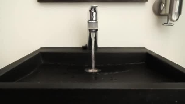 Tasarrufu Konsepti Krom Çelik Banyo Musluğundan Akar Kapat Yavaşça Yakınlaştır — Stok video