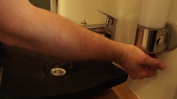 Man Wast Hun Handen Aan Gootsteen Badkamer — Stockvideo